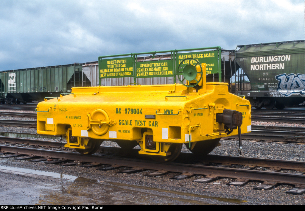 BN 979004, scale test car, at BN Superior Yard